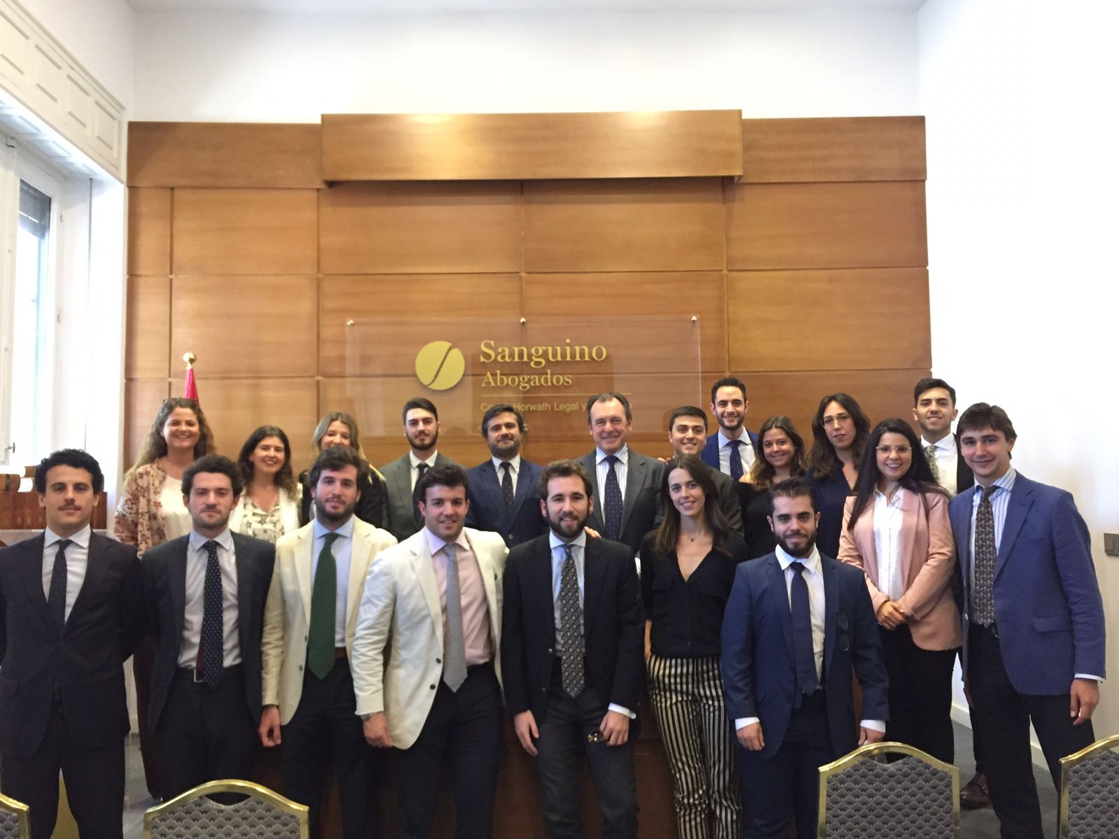 Estudiantes de la Universidad Loyola Andalucía visitan las instalaciones de Sanguino Abogados